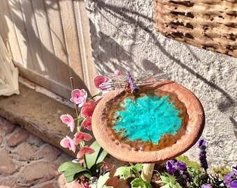 Durstige kleine Libelle , Miniaturszene, Miniaturbrunnen