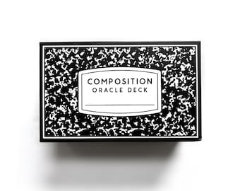 Puede incluir: Caja negra con borde blanco y un patrón de cuaderno de composición en blanco y negro. El texto "COMPOSITION ORACLE DECK" está impreso en blanco en la caja.