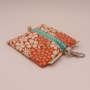 Mini pochette zippée - Porte-clés pour pièces de monnaie ou écouteurs - Imprimé fleurs roses et blanches