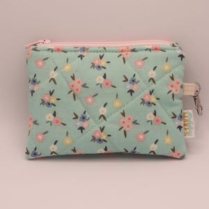 Monedero llavero hecho a mano - Mini monedero llavero de muñeca - Monedero acolchado con cremallera - Pequeño floral en azul