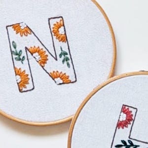 Buchstaben PDF Stickmuster - Blumen Alphabet - Handstickerei Design - Monogramm Kreuzstich Stickpackung - Stickrahmen Art