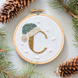 Padrão de bordado de letras de Natal - Design de bordado inicial à mão - Ponto cruz de monograma floral - Padrão de bordado em PDF com 26 letras