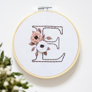 Buchstaben PDF Stickmuster - Blumen Alphabet - Handstickerei Design - Monogramm Kreuzstich Stickpackung - Stickrahmen Art