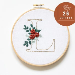 Patrón PDF de bordado personalizado de 26 letras - Diseño personalizado de bordado a mano inicial - Alfabeto floral - Punto de cruz de monograma de guardería
