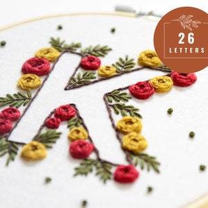 Padrão de bordado de letras de Natal - Design inicial de bordado à mão - Monograma floral ponto cruz - Padrão PDF bordado de 26 letras