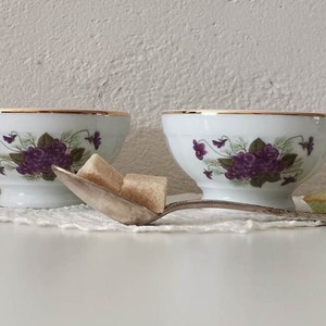 Pequeños cuencos acanalados de porcelana blanca, decorados con violetas silvestres, del fabricante francés Apilco. Porcelana de Limoges.