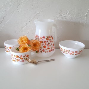 Vintage Arcopal kanna, koppar och skål, Frankrike, Skåne, i vitt mjölkglas tryckt med orange och rosa blommor. Ikonisk 70-talsdesign.