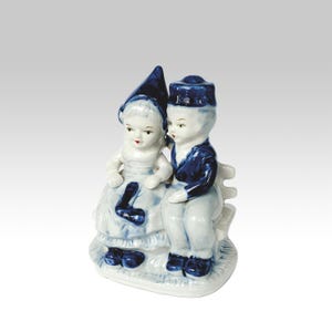 Vintage Delfts beeld &#39;Paar zittend op een bankje&#39; in blauw en wit, handgeschilderd