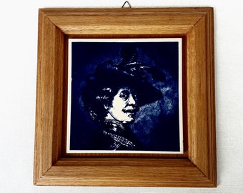 Vintage Delfts blauwe handbeschilderde vierkante tegel met Rembrandt zelfportret ontwerp in houten frame