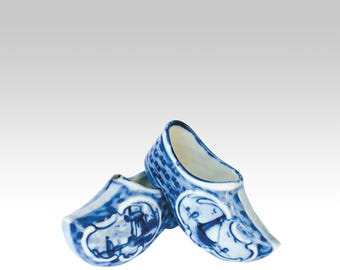 Antike Rauenstein Figur Holländische Holzschuhe aus Porzellan im Delfter Stil