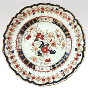 Grande prato antigo de faiança Mason's Patent, c. 1815-1830, em estilo Imari com padrão floral.