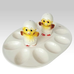 Piatto portauova in ceramica vintage con gallina come saliera e pepiera degli anni '70