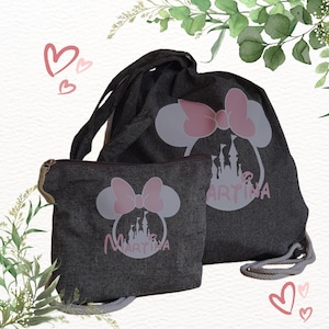 Peut inclure: Ensemble de deux sacs gris avec un motif Minnie Mouse. Le motif comprend un nœud rose, des oreilles de souris et une silhouette de château. Le nom "Martina" est imprimé en rose. Un sac est un sac à dos à cordon, l'autre une pochette zippée.