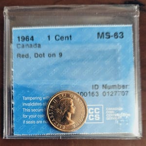 Peut inclure: Une pièce de monnaie canadienne de 1 cent de 1964 dans un étui de protection. La pièce dorée présente un profil de la reine Elizabeth II. L'étui affiche le texte "1 Cent", "1964", "Canada" et "MS-63". La pièce est classée et certifiée.