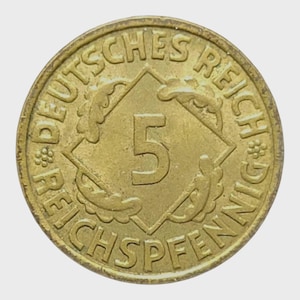 Op de afbeelding: Een goudkleurige munt met de tekst "DEUTSCHES REICH" en "REICHSPFENNIG" rond de rand. De munt toont het nummer "5" in een ruitvorm, met decoratieve elementen aan weerszijden.
