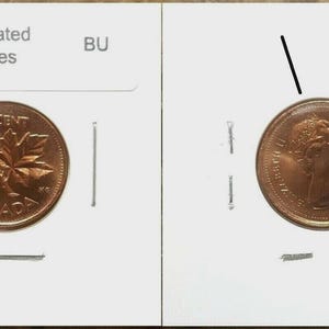 Może przedstawiać: Dwie kanadyjskie monety jednocentowe z 1979 roku, umieszczone w białym uchwycie. Jedna moneta przedstawia wzór liścia klonu, druga portret królowej Elżbiety II. Uchwyt jest oznaczony jako "Rotated Dies" i "BU".