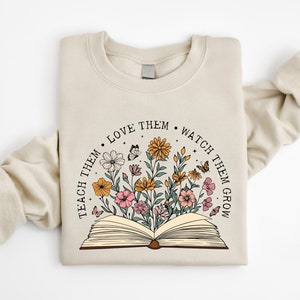 Cute Teacher Sweatshirt, Flower Teacher Shirt, Retro Teacher Shirt, Back To School, New Teacher Gift, Elementary School Teacher Shirt