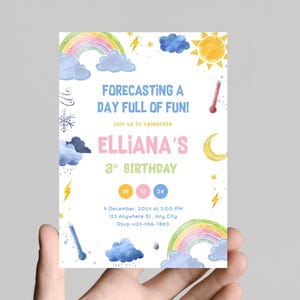 Op de afbeelding: Een verjaardagsuitnodiging met een weer-thema, met een regenboog, wolken, zon en bliksem. De tekst luidt "Een dag vol plezier voorspellen!" en "Elliana's 3e verjaardag". De datum is 9 december 2024.