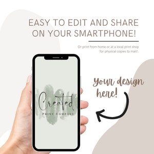 以下が含まれることがあります： 白い背景に「Created Print Company」というテキストが書かれた緑と白のロゴを表示するスマートフォンのモックアップ。 「Your design here!」というテキストが黒で書かれており、矢印が電話の画面を指しています。