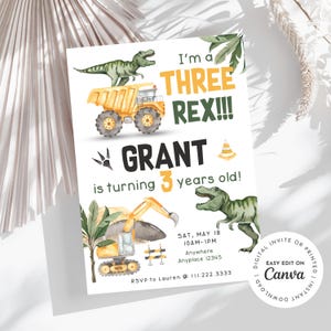 Puede incluir: Una invitación de cumpleaños para un niño que cumple tres años. La invitación presenta un dinosaurio verde, un camión de construcción amarillo y el texto "I'm a Three Rex!!! Grant is turning 3 years old!" La invitación también incluye la fecha, la hora y la ubicación de la fiesta.