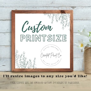 Puede incluir: Un cartel enmarcado con fondo blanco y diseños de follaje verde. El cartel dice "Custom PRINT SIZE" y presenta un logotipo para "Created Print Co." con el texto "Digital Designer, Wall Art, Invitations". El cartel se muestra sobre un fondo de madera clara.