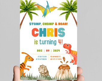 Pode incluir: Um convite de aniversário com tema de dinossauros colorido para uma criança chamada Chris que está completando quatro anos. O convite apresenta um dinossauro verde, laranja e amarelo com um vulcão ao fundo. O texto do convite diz: "STOMP, CHOMP & ROAR! CHRIS faz 4 anos! DEZ 09 | 2024 ÀS SEIS EM PONTO DA TARDE 123 ANYWHERE ST.. ANY CITY, ST 12945"