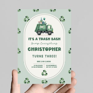 Op de afbeelding: Groene en witte verjaardagsuitnodiging met een groene vuilniswagen die cadeaus en ballonnen vervoert. De tekst luidt "It's a Trash Bash Dump Everything Christopher wordt drie! Dec 09 2030 Om zes uur 's middags 123 Anywhere St. Any City, ST 12345"