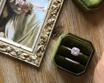 Boîte pour alliances : vert forêt ~ Photographie d'art, accessoires de coiffure à plat, double bague, boucles d'oreilles en velours de forme carrée, style vintage