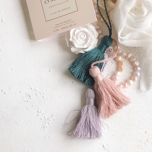Conjunto de 3 borlas ~ Fotografia de casamento Flatlay Styling Props ~ Papelaria artesanal Flatlay Convite Envelope Cinza Cinza Rosa Verde