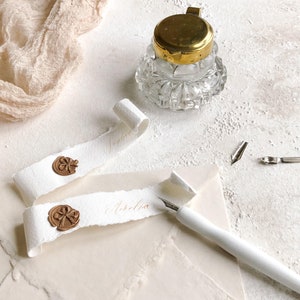 Weißer Kalligraphiestift mit Silberfeder ~ Fine Art Hochzeitsfotografie Flat Lay Styling Requisite Antiker Vintage Barock viktorianischer Stift