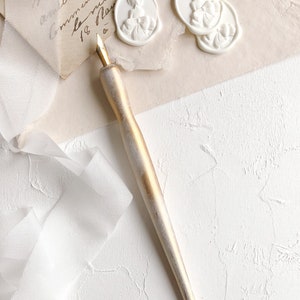 Gold Kalligraphie Stift mit goldener Feder ~ Fine Art Hochzeitsfotografie Flat Lay Styling Requisite Vintage Barock viktorianischer Stil