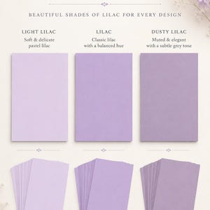 Puede incluir: Una muestra de cartulina color lila con tres pilas de papel rectangular en lila claro, lila y lila polvoriento. El texto dice LILAC CARDSTOCK Color Variations, BEAUTIFUL SHADES OF LILAC FOR EVERY DESIGN, junto con etiquetas para cada tono.