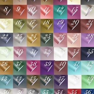 Puede incluir: Una cuadr&iacute;cula de cincuenta y seis muestras cuadradas que muestran varios colores s&oacute;lidos, cada una con un n&uacute;mero blanco del uno al cincuenta y seis superpuesto en el centro. La colecci&oacute;n incluye una amplia gama de tonos, incluyendo matices de azul, rojo, verde, morado y neutros.