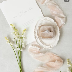 Caixa para anel individual, formato quadrado em veludo bege natural macio ~ Ideal para fotografia de casamento artística, composição de fotos em estilo flat lay, brincos em estilo vintage neutro.