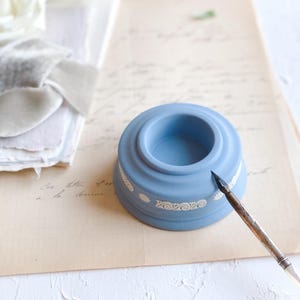 Wedgwood Jasperware INKWELL Azul Branco ~ Fotografia de Casamento Flatlay Styling Props Antigo Barroco Vintage Vitoriano para Caligrafia Caneta de Mergulho