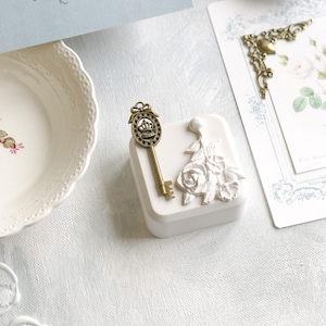 Chave de metal estilo barroco ~ Laço de ouro antigo ~ Fotografia de casamento de belas artes Adereços de estilo flatlay por Light Atelier