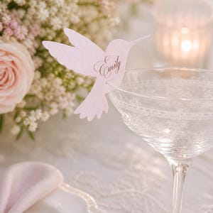 Tarjetas de mesa con colibrí para bodas, copas de cóctel, caligrafía vintage personalizada, tarjetas de identificación, etiquetas para bebidas, despedida de soltera, fiesta en la piscina o en el jardín.