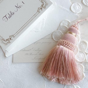 Borla rosa salmón ~ Fotografía de bodas de bellas artes, diseño plano / Carta antigua, papel hecho a mano, sobre de invitación vintage victoriano