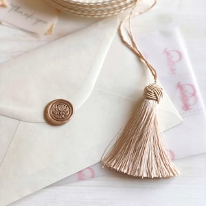 Borla beige/crema ~ Fotografía de bodas plana con estilo Carta antigua Papel hecho a mano Sobre de invitación Decoración victoriana vintage