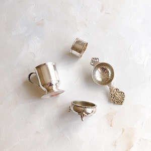 Antike versilberte Tasse, Teesieb, Salzstreuer, Serviettenring ~ Fine Art Hochzeitsfotografie Flat Lay Styling Requisite Essen Kuchen Menü