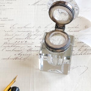 Tinteiro vitoriano para caligrafia, caneta de tinta/caneta de imersão, fotografia de casamento, adereços de estilo flatlay, vidro antigo barroco cortado