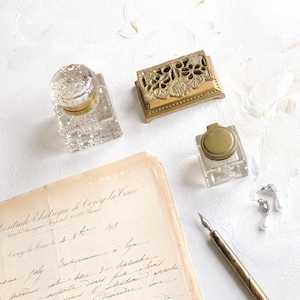 Tintero victoriano, caja de latón, pluma de inmersión para caligrafía ~ Fotografía de bodas de bellas artes, estilismo de planos, antiguo, vintage, barroco, vidrio tallado