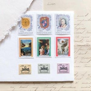 Puede incluir: Una colección de sellos postales vintage de la Ciudad del Vaticano con varios diseños, incluyendo un escudo de armas, figuras religiosas y un paisaje. Los sellos están en marcos azules, rojos, amarillos y verdes con el texto "POSTE VATICANE" y "SEGNATASSE".