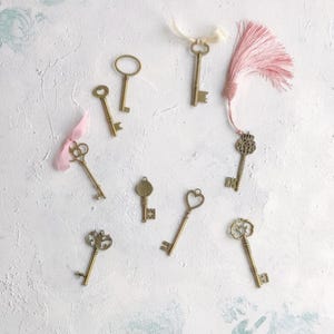 Lot de 9 clés squelettes dorées antiques, photographie de mariage, accessoires de style flatlay, vieux vintage baroque, papeterie, faire-part, journal, scrapbooking