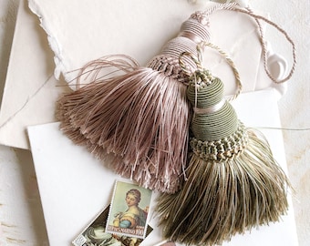 Taupe / Antike grüne Quaste ~ Fine Art Hochzeitsfotografie Flatlay Styling Requisiten Kit vintage barocke Schlüssel Quasten