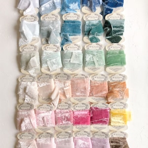 FITA DE VELUDO de seda em um carretel de cartão ~ Borda desgastada ~ Adereços de estilo flatlay para fotografia de casamento Verde pastel, azul, rosa, cinza claro bege