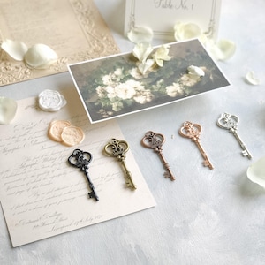 Chiave in metallo in stile barocco ~ Fotografia artistica di matrimonio, stile Flatlay, oggetti di scena, lampada antica in bronzo dorato antico, grande, vittoriana, atelier