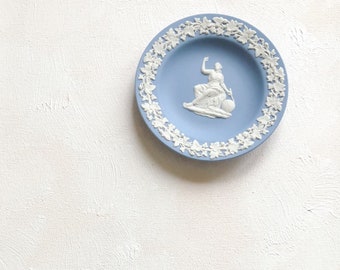 Kleine Trinket schotel Wedgwood Jasperware ~ bruiloft fotografie plat lag styling rekwisieten vintage barokke stijl kleine ring plaat blauw & wit
