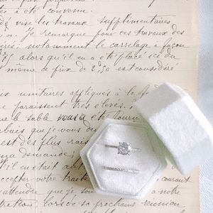 Caja para anillos de boda: Blanco perla, DOBLE anillo ~ Fotografía artística, diseño plano, accesorios, aretes, estilo vintage, terciopelo suave, blanco, gris claro
