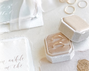 Hochzeit Ring Box Creme/Beige ~ Hochzeitsfotografie Flat Lay Styling Requisite Neutral Samt quadratische Form Doppelring Light Atelier